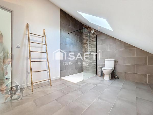 Maison rénovée avec grand terrain et dépendances