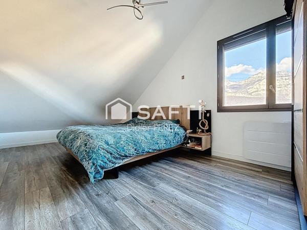 Maison rénovée avec grand terrain et dépendances