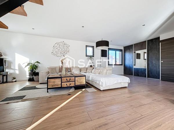 Maison rénovée avec grand terrain et dépendances