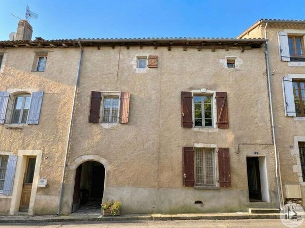 Maison de village à rénover avec beau potentiel.