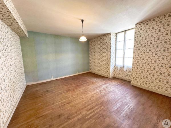Maison de village à rénover avec beau potentiel.