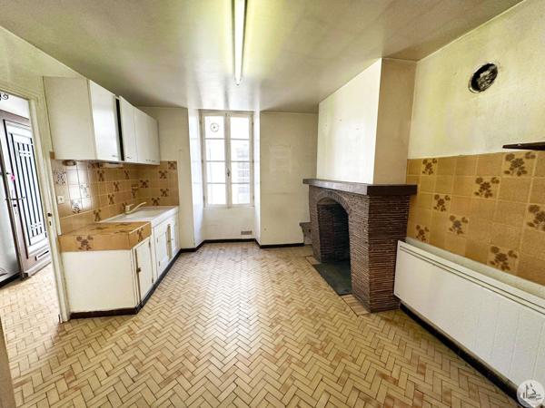 Maison de village à rénover avec beau potentiel.
