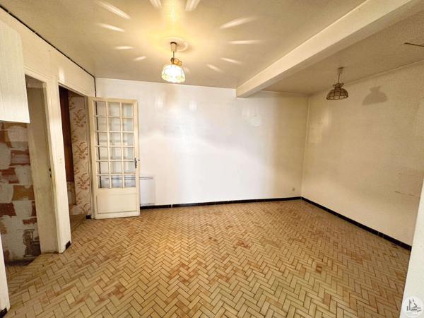 Maison de village à rénover avec beau potentiel.