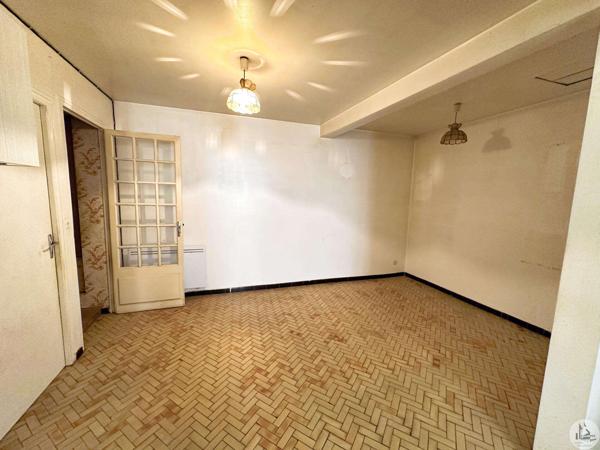 Maison de village à rénover avec beau potentiel.