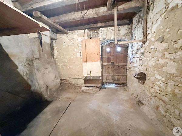 Maison de village à rénover avec beau potentiel.