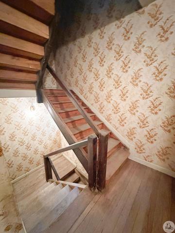 Maison de village à rénover avec beau potentiel.