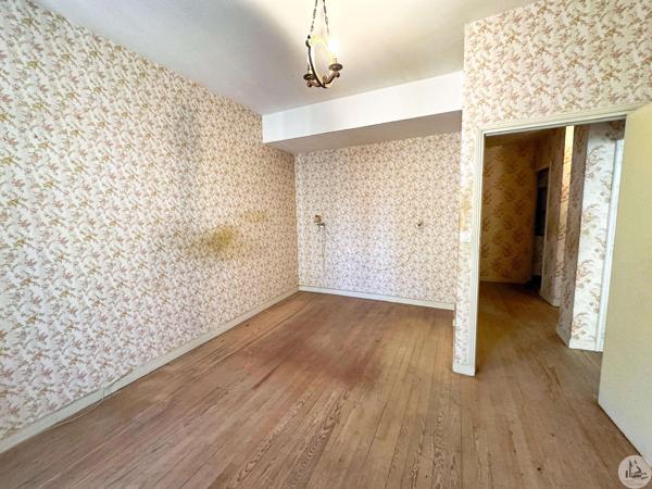 Maison de village à rénover avec beau potentiel.