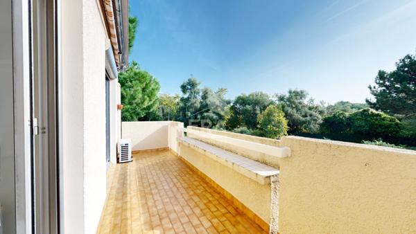 NICE OUEST - RAOUL DUFY : VASTE 4/5 PIÈCES TRAVERSANT AVEC 2 TERRASSES VUE DÉGAGÉE ET APERÇU MER