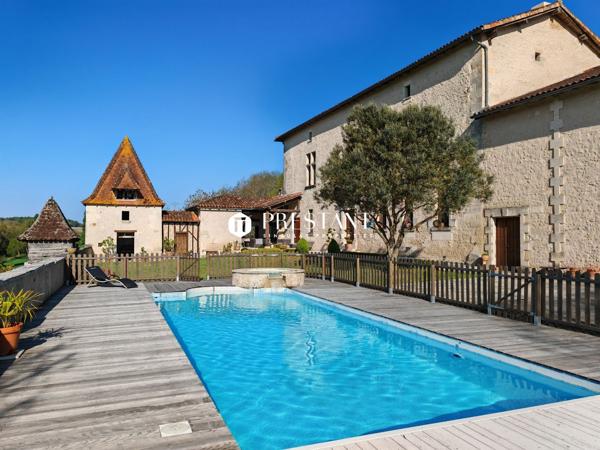 Élégant manoir du XVI siècle au cur de la Charente Sud  Vue imprenable et rénovation dexception, CHALAIS