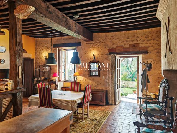 Élégant manoir du XVI siècle au cur de la Charente Sud  Vue imprenable et rénovation dexception, CHALAIS