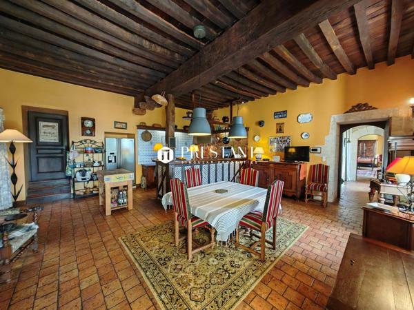 Élégant manoir du XVI siècle au cur de la Charente Sud  Vue imprenable et rénovation dexception, CHALAIS