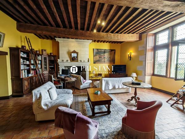 Élégant manoir du XVI siècle au cur de la Charente Sud  Vue imprenable et rénovation dexception, CHALAIS