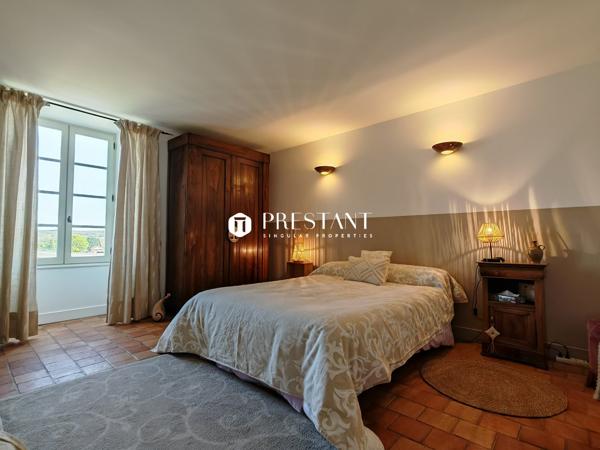 Élégant manoir du XVI siècle au cur de la Charente Sud  Vue imprenable et rénovation dexception, CHALAIS