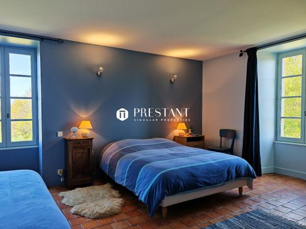 Élégant manoir du XVI siècle au cur de la Charente Sud  Vue imprenable et rénovation dexception, CHALAIS