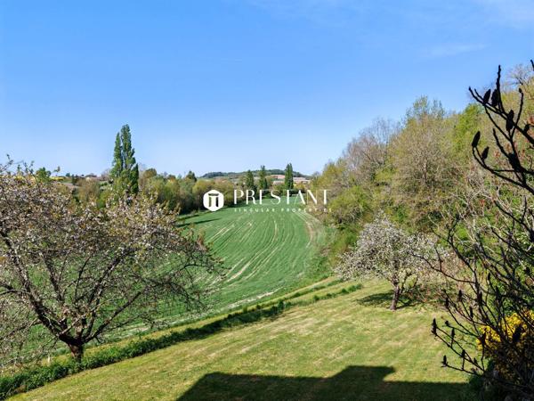 Élégant manoir du XVI siècle au cur de la Charente Sud  Vue imprenable et rénovation dexception, CHALAIS