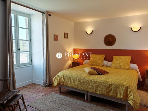 Élégant manoir du XVI siècle au cur de la Charente Sud  Vue imprenable et rénovation dexception, CHALAIS
