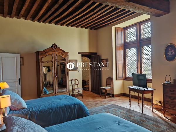 Élégant manoir du XVI siècle au cur de la Charente Sud  Vue imprenable et rénovation dexception, CHALAIS