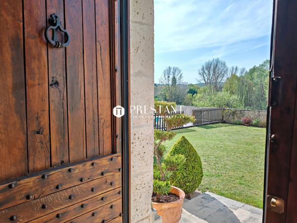 Élégant manoir du XVI siècle au cur de la Charente Sud  Vue imprenable et rénovation dexception, CHALAIS