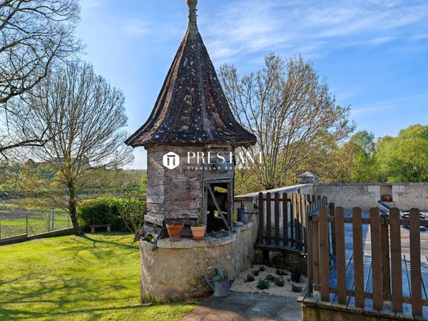 Élégant manoir du XVI siècle au cur de la Charente Sud  Vue imprenable et rénovation dexception, CHALAIS