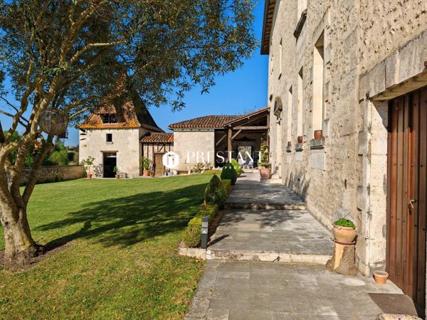 Élégant manoir du XVI siècle au cur de la Charente Sud  Vue imprenable et rénovation dexception, CHALAIS