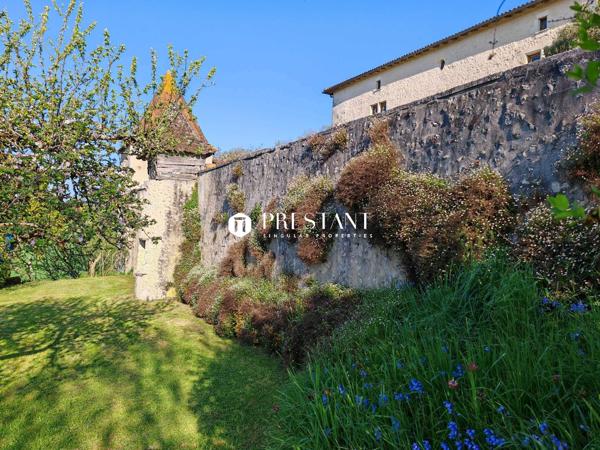 Élégant manoir du XVI siècle au cur de la Charente Sud  Vue imprenable et rénovation dexception, CHALAIS