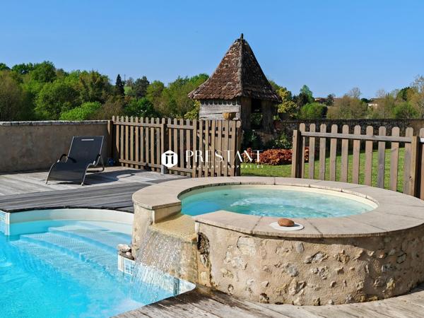 Élégant manoir du XVI siècle au cur de la Charente Sud  Vue imprenable et rénovation dexception, CHALAIS