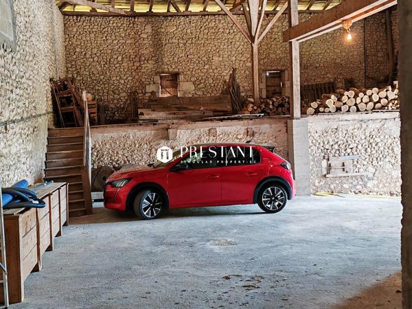 Élégant manoir du XVI siècle au cur de la Charente Sud  Vue imprenable et rénovation dexception, CHALAIS