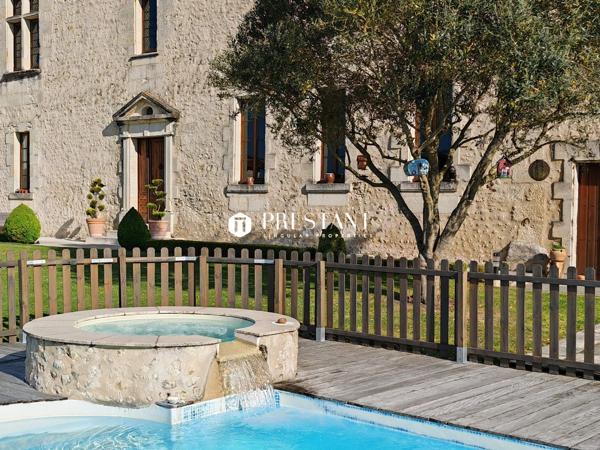 Élégant manoir du XVI siècle au cur de la Charente Sud  Vue imprenable et rénovation dexception, CHALAIS