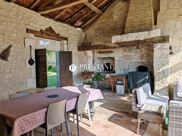 Élégant manoir du XVI siècle au cur de la Charente Sud  Vue imprenable et rénovation dexception, CHALAIS