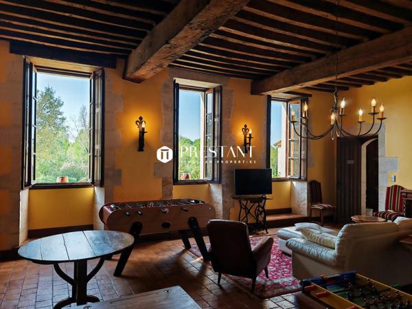 Élégant manoir du XVI siècle au cur de la Charente Sud  Vue imprenable et rénovation dexception, CHALAIS