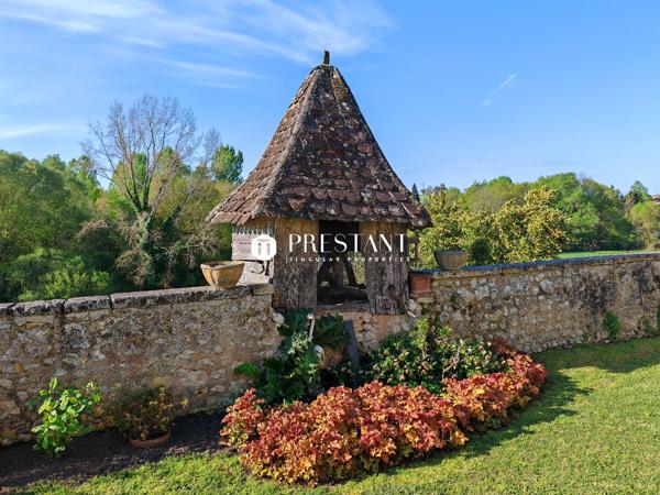 Élégant manoir du XVI siècle au cur de la Charente Sud  Vue imprenable et rénovation dexception, CHALAIS