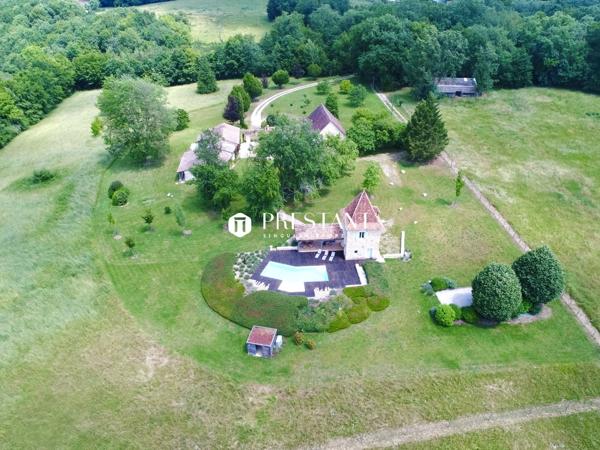 Ravissante propriété avec son bel espace piscine, au milieu de 9,6 hectares de bois et prairies, boxes pour les chevaux., BERGERAC