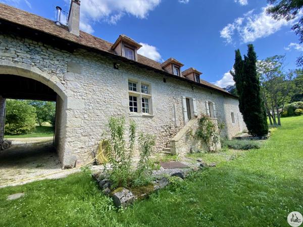 Magnifique maison, grande grange et piscine.
