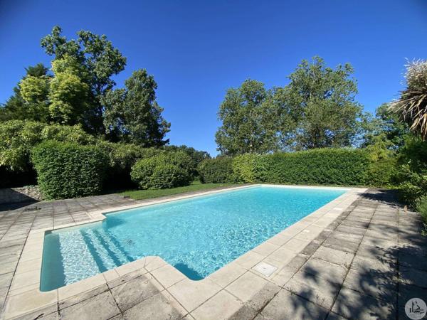 Magnifique maison, grande grange et piscine.