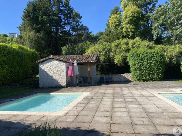 Magnifique maison, grande grange et piscine.