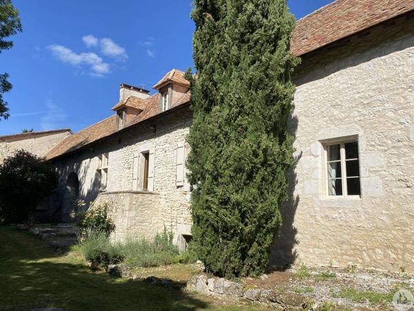 Magnifique maison, grande grange et piscine.