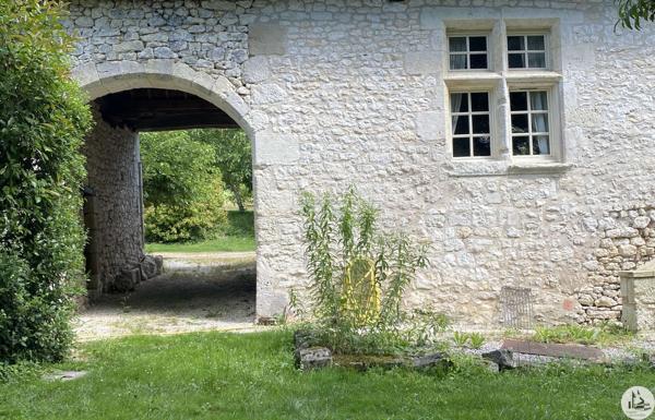 Magnifique maison, grande grange et piscine.