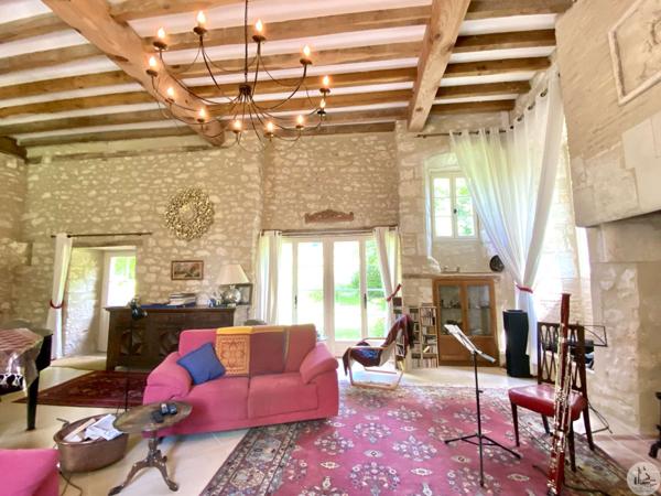 Magnifique maison, grande grange et piscine.