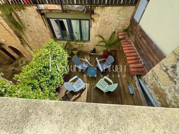 Maison de ville avec cour, terrasse et 2 studios