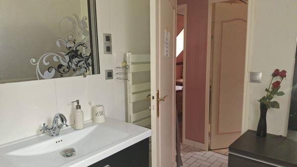 Maison traditionnelle non mitoyenne - proche du bourg (5min à pied)  et de la gare (2H40 de Paris en TGV)