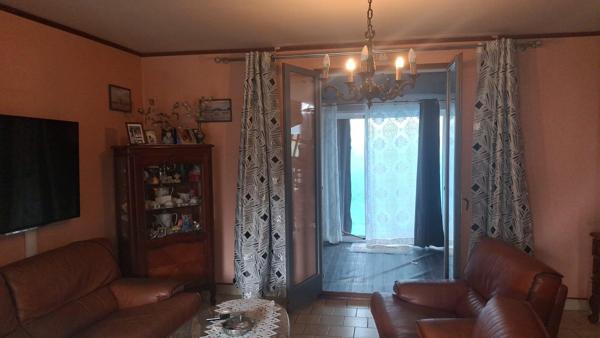 Maison traditionnelle non mitoyenne - proche du bourg (5min à pied)  et de la gare (2H40 de Paris en TGV)