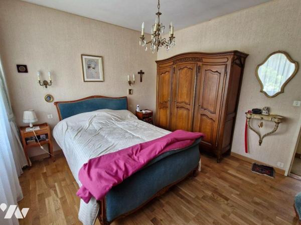 Votre office notarial vous propose à la vente cette maison d'habitation construite en 1970 d'en...