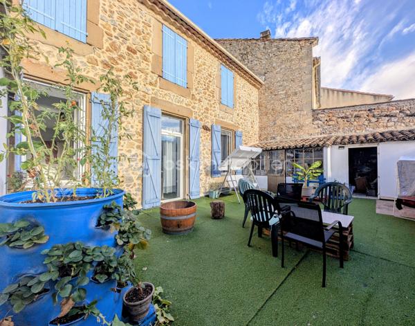 APPARTEMENT DE TYPE 4 AVEC TERRASSE CLERMONT L'HERAULT 34800. En exclusivité au centre-ville de Clermont-l'Hérault, charmant appartement de 80 m2 au premier étage d'une petite copropriété de trois lots. Dès l'entrée, vous serez séduit par de beaux volumes et une atmosphère chaleureuse. Il se compose d'une entrée, de trois chambres, d'une salle de bain avec WC, d'un agréable salon-séjour et d'une cuisine équipée. Vous profiterez également d'une belle terrasse avec deux ateliers offrant des espaces de rangement appréciables. L'appartement dispose de la climatisation et de menuiseries en PVC double vitrage, contribuant au confort thermique et à une bonne isolation phonique. Les faibles charges de copropriété viennent compléter les atouts de ce bien. Situation privilégiée, en plein centre-ville, permettant de profiter de toutes les commodités à pied. Un appartement plein de charme, idéal pour une résidence principale ou un investissement. Pour le découvrir et obtenir davantage d'informations, contactez-moi pour organiser une visite.