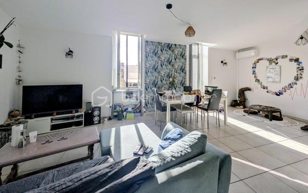 APPARTEMENT DE TYPE 4 AVEC TERRASSE CLERMONT L'HERAULT 34800. En exclusivité au centre-ville de Clermont-l'Hérault, charmant appartement de 80 m2 au premier étage d'une petite copropriété de trois lots. Dès l'entrée, vous serez séduit par de beaux volumes et une atmosphère chaleureuse. Il se compose d'une entrée, de trois chambres, d'une salle de bain avec WC, d'un agréable salon-séjour et d'une cuisine équipée. Vous profiterez également d'une belle terrasse avec deux ateliers offrant des espaces de rangement appréciables. L'appartement dispose de la climatisation et de menuiseries en PVC double vitrage, contribuant au confort thermique et à une bonne isolation phonique. Les faibles charges de copropriété viennent compléter les atouts de ce bien. Situation privilégiée, en plein centre-ville, permettant de profiter de toutes les commodités à pied. Un appartement plein de charme, idéal pour une résidence principale ou un investissement. Pour le découvrir et obtenir davantage d'informations, contactez-moi pour organiser une visite.