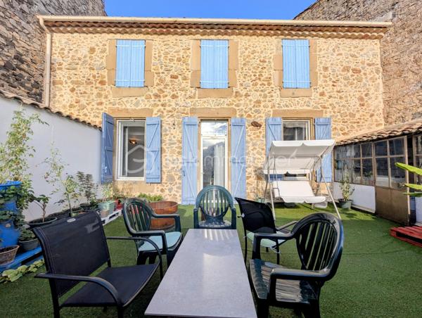 APPARTEMENT DE TYPE 4 AVEC TERRASSE CLERMONT L'HERAULT 34800. En exclusivité au centre-ville de Clermont-l'Hérault, charmant appartement de 80 m2 au premier étage d'une petite copropriété de trois lots. Dès l'entrée, vous serez séduit par de beaux volumes et une atmosphère chaleureuse. Il se compose d'une entrée, de trois chambres, d'une salle de bain avec WC, d'un agréable salon-séjour et d'une cuisine équipée. Vous profiterez également d'une belle terrasse avec deux ateliers offrant des espaces de rangement appréciables. L'appartement dispose de la climatisation et de menuiseries en PVC double vitrage, contribuant au confort thermique et à une bonne isolation phonique. Les faibles charges de copropriété viennent compléter les atouts de ce bien. Situation privilégiée, en plein centre-ville, permettant de profiter de toutes les commodités à pied. Un appartement plein de charme, idéal pour une résidence principale ou un investissement. Pour le découvrir et obtenir davantage d'informations, contactez-moi pour organiser une visite.
