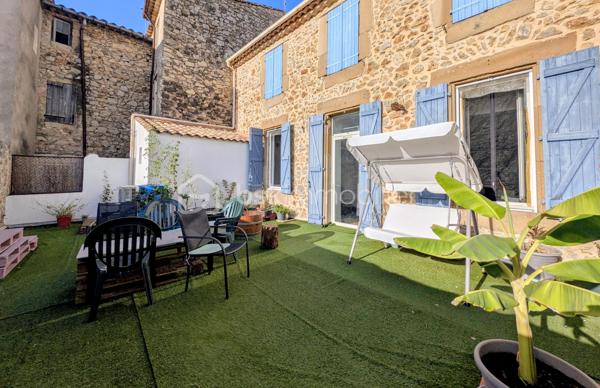 APPARTEMENT DE TYPE 4 AVEC TERRASSE CLERMONT L'HERAULT 34800. En exclusivité au centre-ville de Clermont-l'Hérault, charmant appartement de 80 m2 au premier étage d'une petite copropriété de trois lots. Dès l'entrée, vous serez séduit par de beaux volumes et une atmosphère chaleureuse. Il se compose d'une entrée, de trois chambres, d'une salle de bain avec WC, d'un agréable salon-séjour et d'une cuisine équipée. Vous profiterez également d'une belle terrasse avec deux ateliers offrant des espaces de rangement appréciables. L'appartement dispose de la climatisation et de menuiseries en PVC double vitrage, contribuant au confort thermique et à une bonne isolation phonique. Les faibles charges de copropriété viennent compléter les atouts de ce bien. Situation privilégiée, en plein centre-ville, permettant de profiter de toutes les commodités à pied. Un appartement plein de charme, idéal pour une résidence principale ou un investissement. Pour le découvrir et obtenir davantage d'informations, contactez-moi pour organiser une visite.