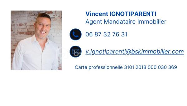APPARTEMENT DE TYPE 4 AVEC TERRASSE CLERMONT L'HERAULT 34800. En exclusivité au centre-ville de Clermont-l'Hérault, charmant appartement de 80 m2 au premier étage d'une petite copropriété de trois lots. Dès l'entrée, vous serez séduit par de beaux volumes et une atmosphère chaleureuse. Il se compose d'une entrée, de trois chambres, d'une salle de bain avec WC, d'un agréable salon-séjour et d'une cuisine équipée. Vous profiterez également d'une belle terrasse avec deux ateliers offrant des espaces de rangement appréciables. L'appartement dispose de la climatisation et de menuiseries en PVC double vitrage, contribuant au confort thermique et à une bonne isolation phonique. Les faibles charges de copropriété viennent compléter les atouts de ce bien. Situation privilégiée, en plein centre-ville, permettant de profiter de toutes les commodités à pied. Un appartement plein de charme, idéal pour une résidence principale ou un investissement. Pour le découvrir et obtenir davantage d'informations, contactez-moi pour organiser une visite.