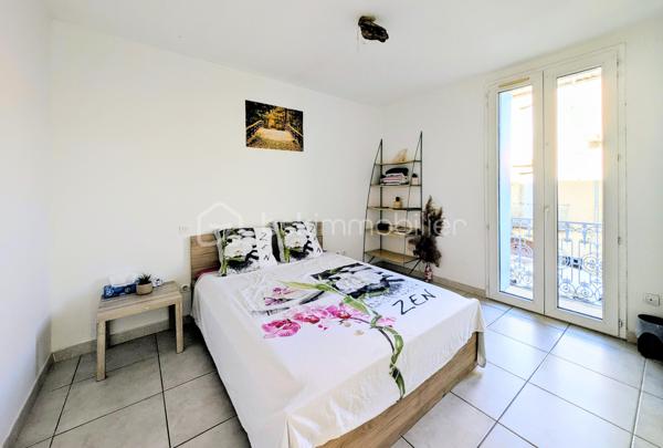 APPARTEMENT DE TYPE 4 AVEC TERRASSE CLERMONT L'HERAULT 34800. En exclusivité au centre-ville de Clermont-l'Hérault, charmant appartement de 80 m2 au premier étage d'une petite copropriété de trois lots. Dès l'entrée, vous serez séduit par de beaux volumes et une atmosphère chaleureuse. Il se compose d'une entrée, de trois chambres, d'une salle de bain avec WC, d'un agréable salon-séjour et d'une cuisine équipée. Vous profiterez également d'une belle terrasse avec deux ateliers offrant des espaces de rangement appréciables. L'appartement dispose de la climatisation et de menuiseries en PVC double vitrage, contribuant au confort thermique et à une bonne isolation phonique. Les faibles charges de copropriété viennent compléter les atouts de ce bien. Situation privilégiée, en plein centre-ville, permettant de profiter de toutes les commodités à pied. Un appartement plein de charme, idéal pour une résidence principale ou un investissement. Pour le découvrir et obtenir davantage d'informations, contactez-moi pour organiser une visite.