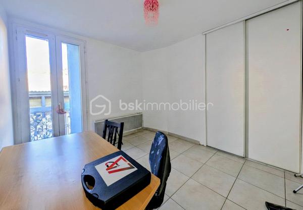APPARTEMENT DE TYPE 4 AVEC TERRASSE CLERMONT L'HERAULT 34800. En exclusivité au centre-ville de Clermont-l'Hérault, charmant appartement de 80 m2 au premier étage d'une petite copropriété de trois lots. Dès l'entrée, vous serez séduit par de beaux volumes et une atmosphère chaleureuse. Il se compose d'une entrée, de trois chambres, d'une salle de bain avec WC, d'un agréable salon-séjour et d'une cuisine équipée. Vous profiterez également d'une belle terrasse avec deux ateliers offrant des espaces de rangement appréciables. L'appartement dispose de la climatisation et de menuiseries en PVC double vitrage, contribuant au confort thermique et à une bonne isolation phonique. Les faibles charges de copropriété viennent compléter les atouts de ce bien. Situation privilégiée, en plein centre-ville, permettant de profiter de toutes les commodités à pied. Un appartement plein de charme, idéal pour une résidence principale ou un investissement. Pour le découvrir et obtenir davantage d'informations, contactez-moi pour organiser une visite.
