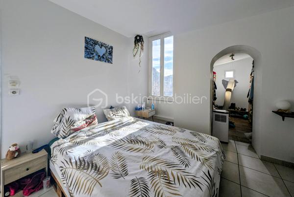 APPARTEMENT DE TYPE 4 AVEC TERRASSE CLERMONT L'HERAULT 34800. En exclusivité au centre-ville de Clermont-l'Hérault, charmant appartement de 80 m2 au premier étage d'une petite copropriété de trois lots. Dès l'entrée, vous serez séduit par de beaux volumes et une atmosphère chaleureuse. Il se compose d'une entrée, de trois chambres, d'une salle de bain avec WC, d'un agréable salon-séjour et d'une cuisine équipée. Vous profiterez également d'une belle terrasse avec deux ateliers offrant des espaces de rangement appréciables. L'appartement dispose de la climatisation et de menuiseries en PVC double vitrage, contribuant au confort thermique et à une bonne isolation phonique. Les faibles charges de copropriété viennent compléter les atouts de ce bien. Situation privilégiée, en plein centre-ville, permettant de profiter de toutes les commodités à pied. Un appartement plein de charme, idéal pour une résidence principale ou un investissement. Pour le découvrir et obtenir davantage d'informations, contactez-moi pour organiser une visite.